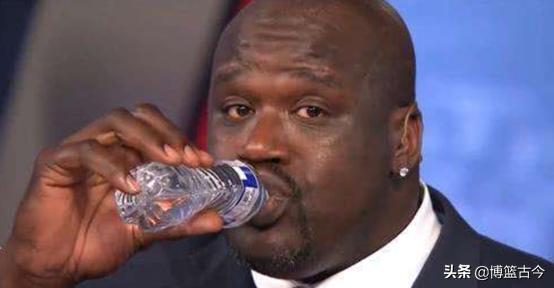 NBA中的大手球星：奥尼尔喝水如同口服液，乔丹巨掌让科比羡慕