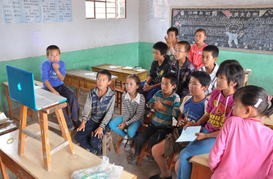 大学生乡村支教，是添乱还是传递知识，教师含泪恳求“别再来了”