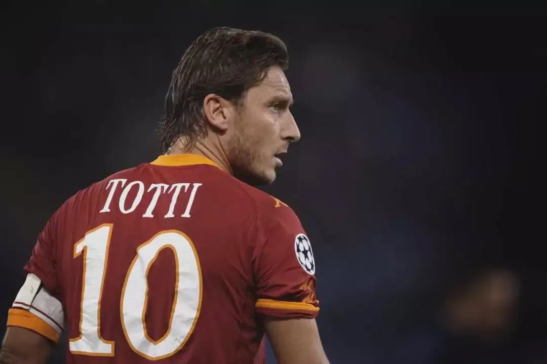 格罗索迎来44岁生日（曾经的罗马王子竟然开公司了，44岁的他其实从未离开足球）-趣拿体育