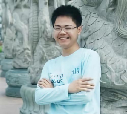 母亲陪读十几年，高考671分考上清华的他，现状怎样了？