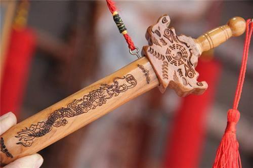 中国历史上第一个用桃木剑驱鬼的人！谁说鬼怕桃木剑的？