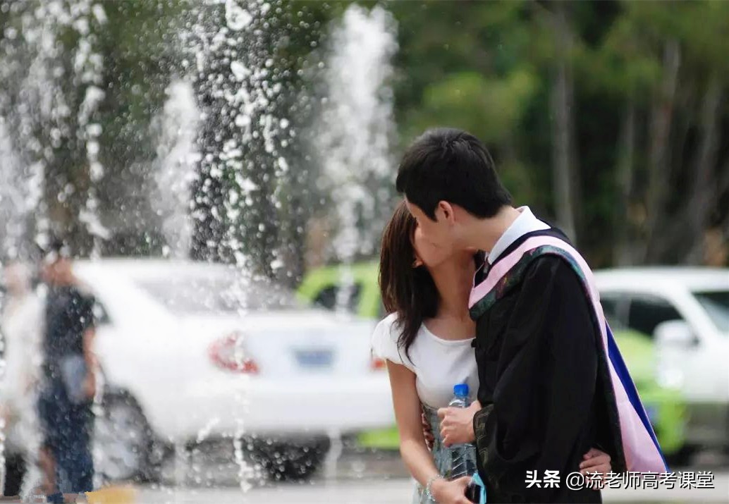 男子在校内表白女大学生引围观，看到头发，网友感叹：这才是真爱