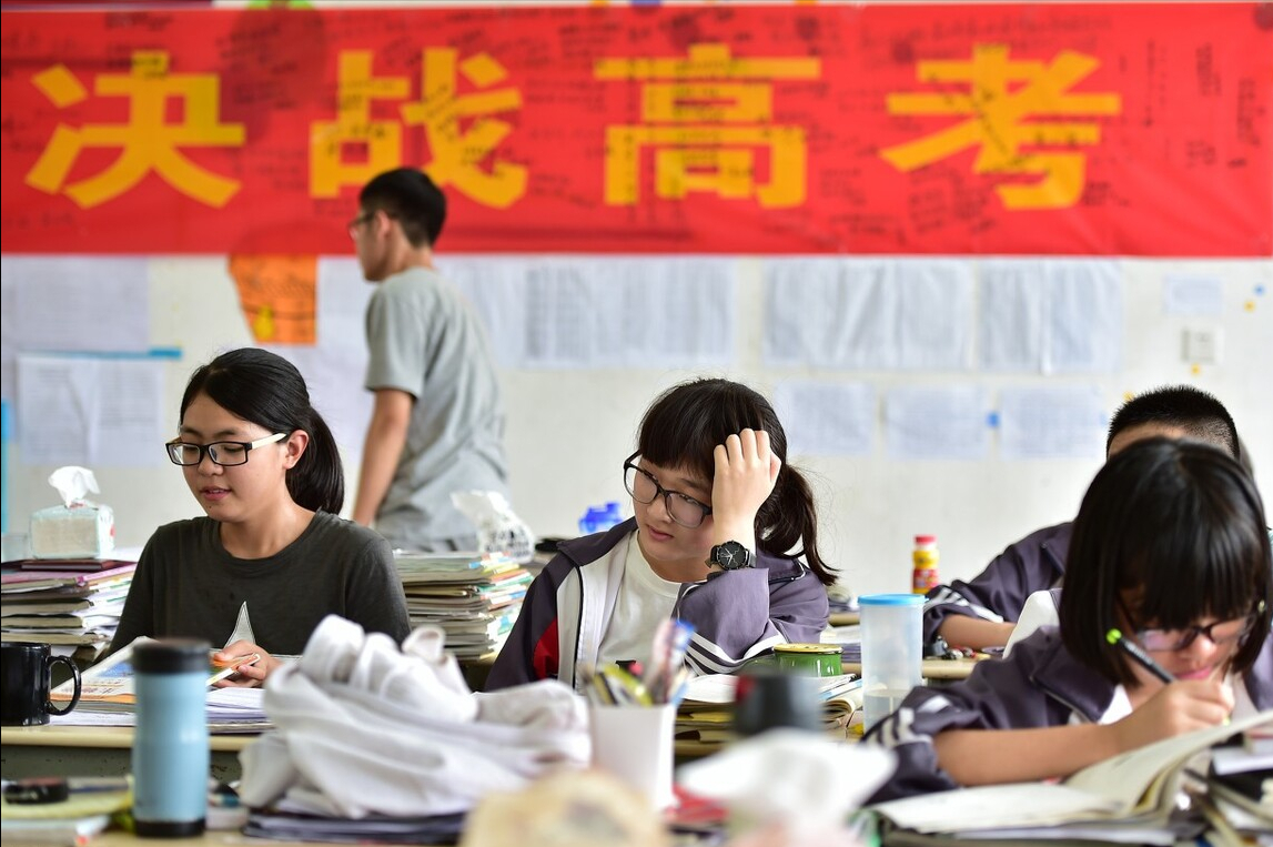 案发后未马上披露的高考跨省泄密案，刑释人员公然兜售未考试卷