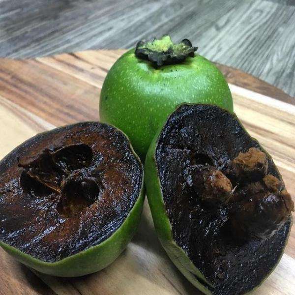 这种柿子果肉乌黑,吃起来却含巧克力味,名副其实的"土豪水果"