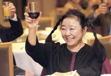 香港痴情女首富：建318米高楼示爱，寻夫17年被骗20亿