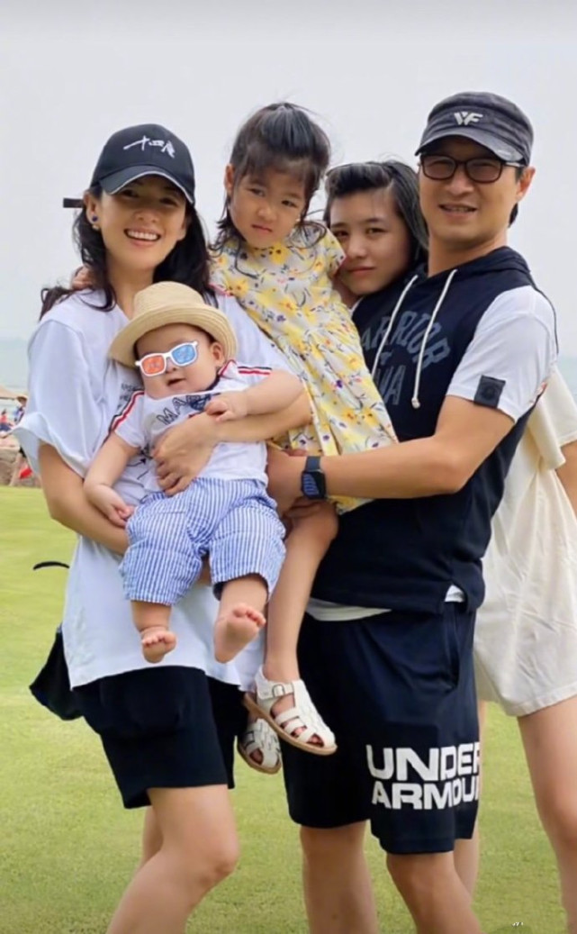 章子怡被儿子抢签名笔直呼小捣蛋，弟弟亲吻妈妈电影海报萌化了