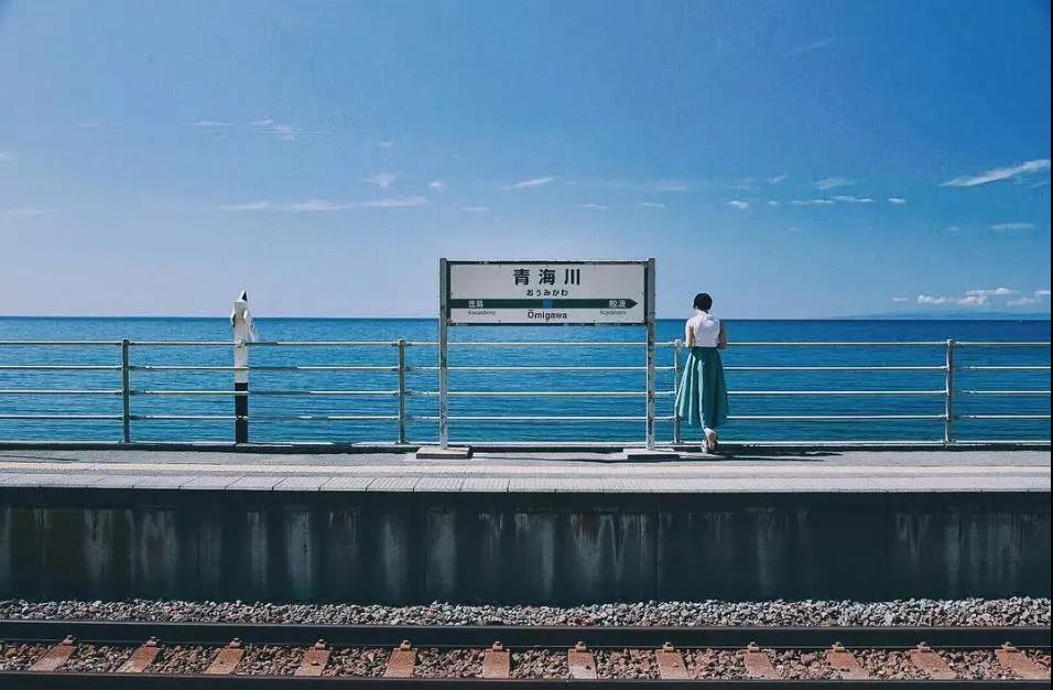 日本最好看的海，都藏在这些车站里