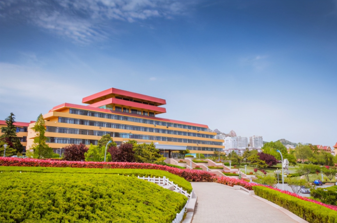 青岛大学举牌小姐姐火了，美若天仙，网友调侃：是青大“高攀”了