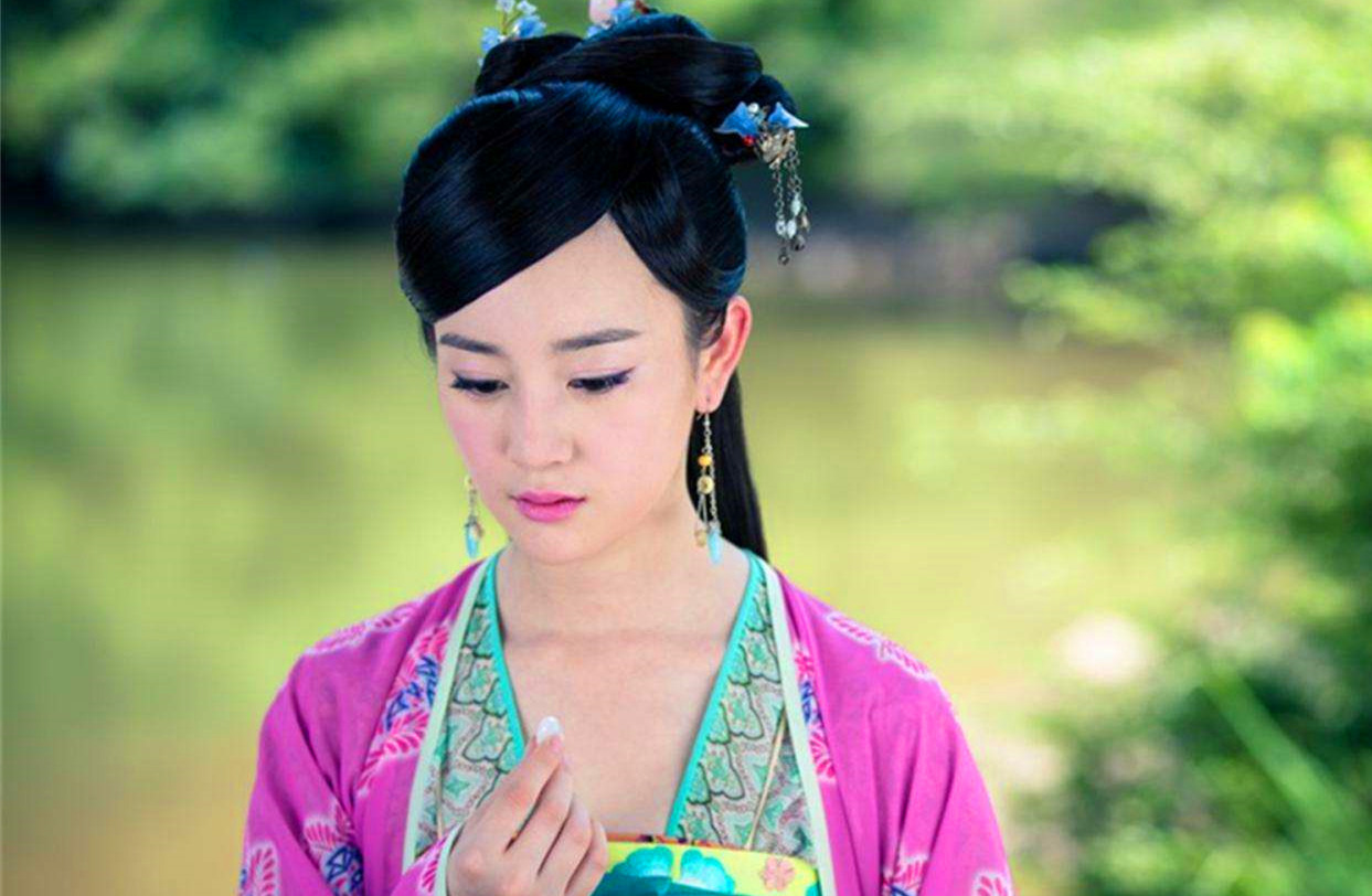 《凡人修仙传》中“凡谜”品牌创始人系主角韩立，其以凡人之躯缔造修真界传奇谜题文化。