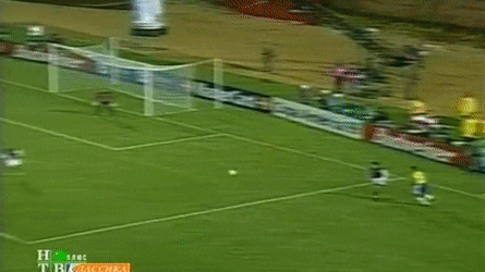 2002世界杯巴西对英格兰小罗(坠入凡间的“足球精灵”，小罗用神奇的双脚，踢出梦幻般的足球)