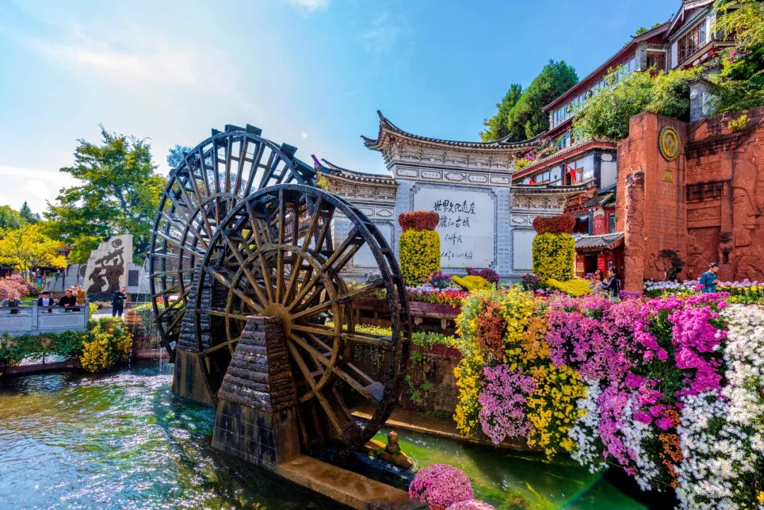 丽江的游客它又名母子水车或情人水车大水车至今已有1700余年历史是