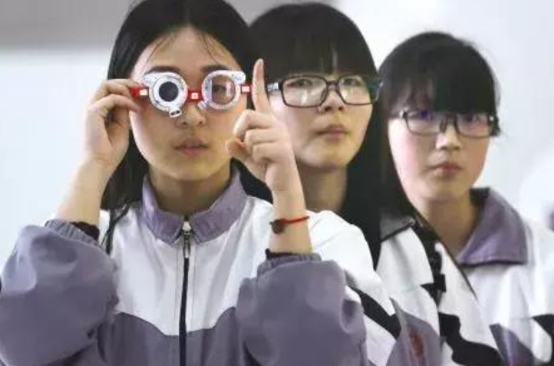 高考体检需要“一丝不挂”？学生被吓出表情包，体检医生很无奈