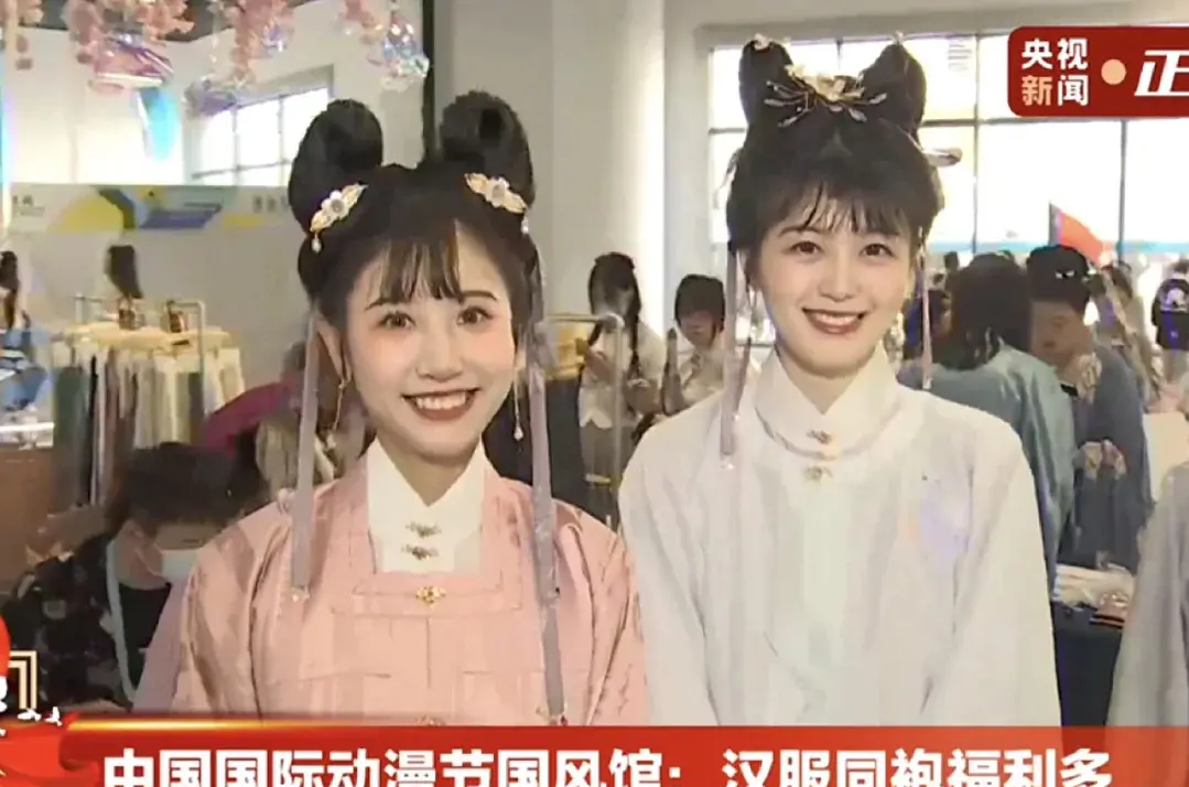 央视镜头曝光千万粉网红真容，瞪眼咧嘴显狰狞，离开滤镜判若两人