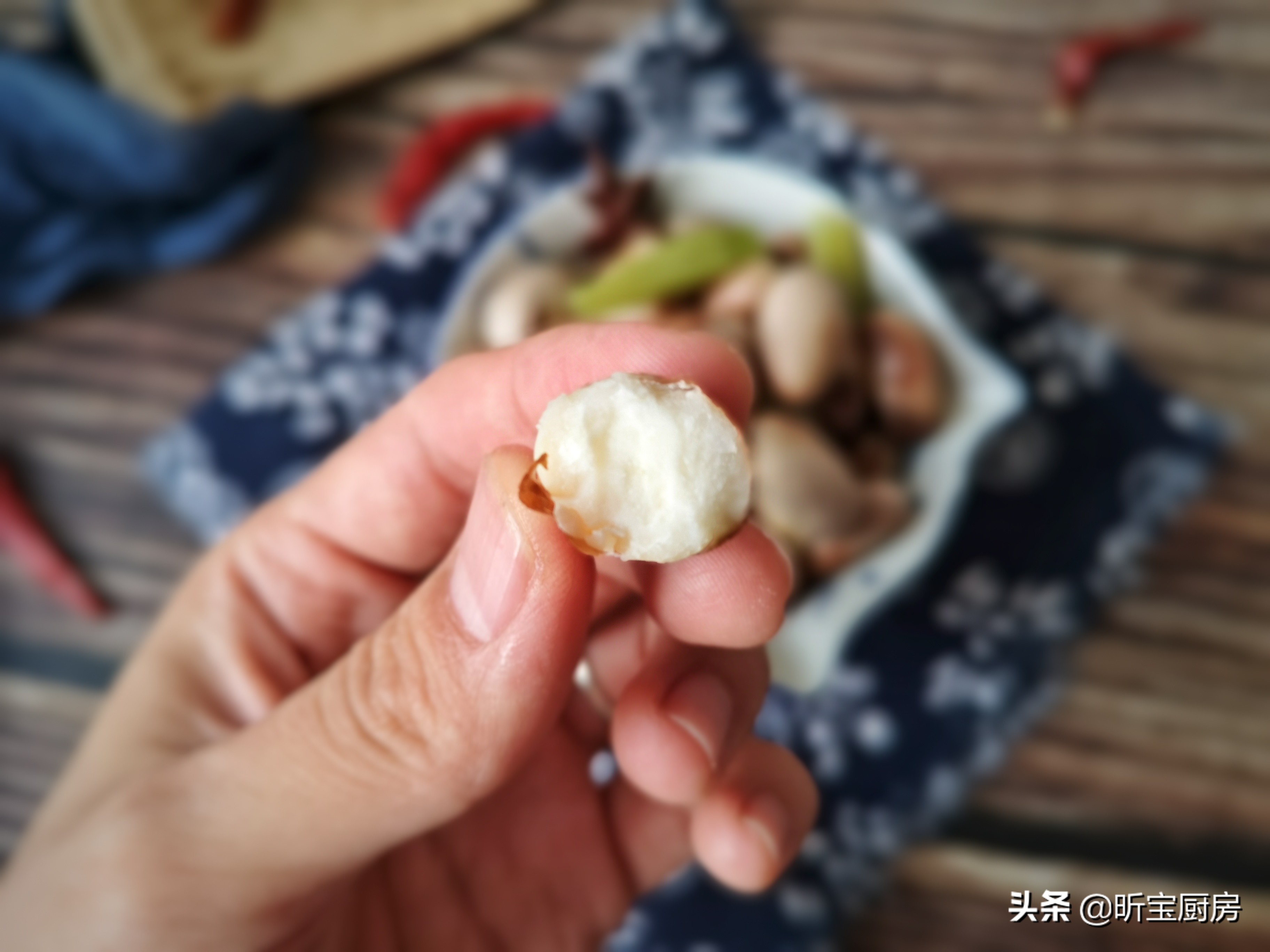 这水果一个20斤，印度人拿它当主食，我们却扔掉十多斤，太浪费了