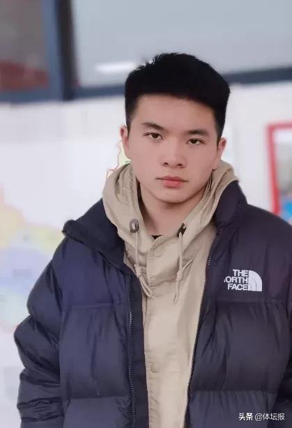 视力5.3！19岁少年被录取为北京大学“双学籍”飞行学员