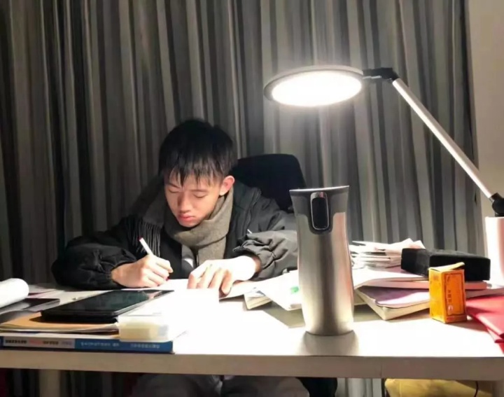 大学里“常常熬夜”的4类专业，学生吐槽比高三还累，你会学哪个