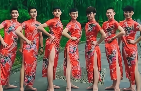 大学生另类毕业照走红，男生身穿旗袍争奇斗艳，让女生都自愧不如