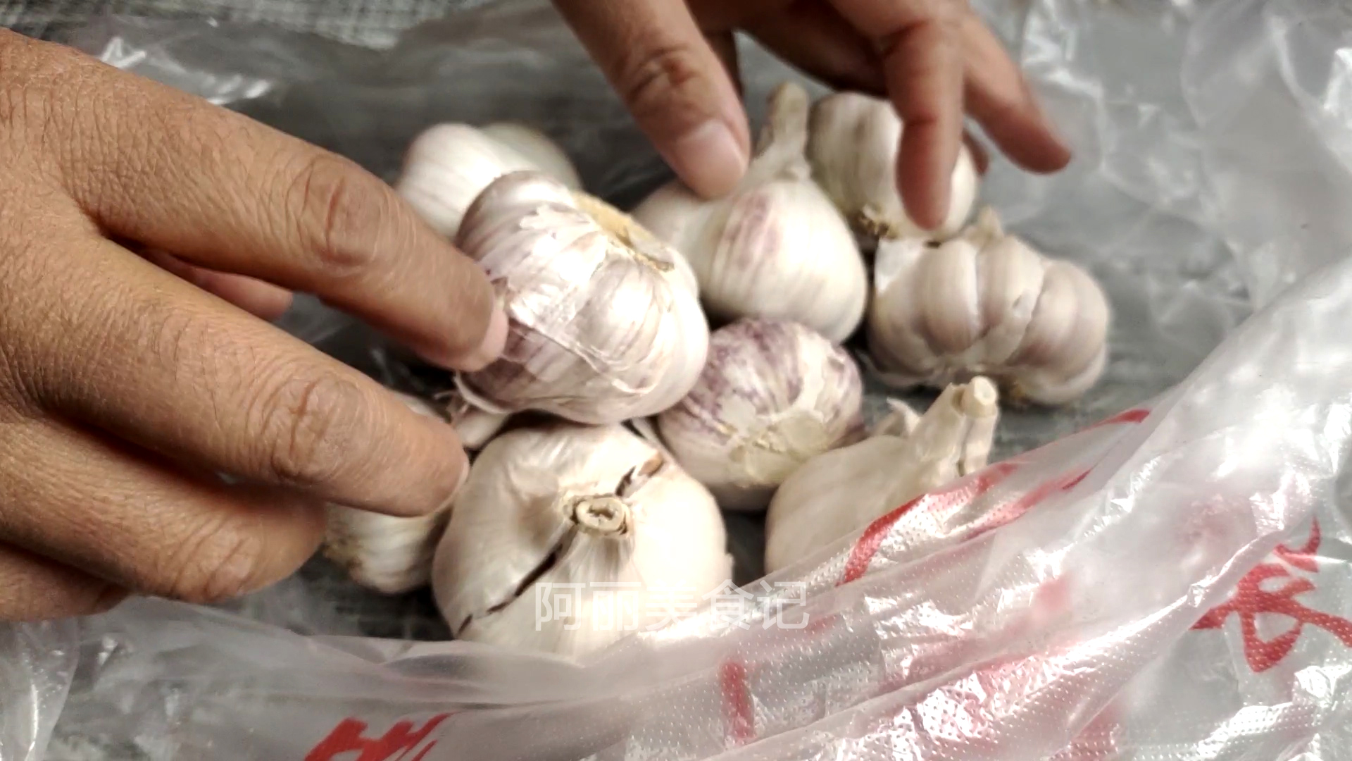 今天才知道，保存大蒜这么简单，放好久不发芽不干瘪，真好用