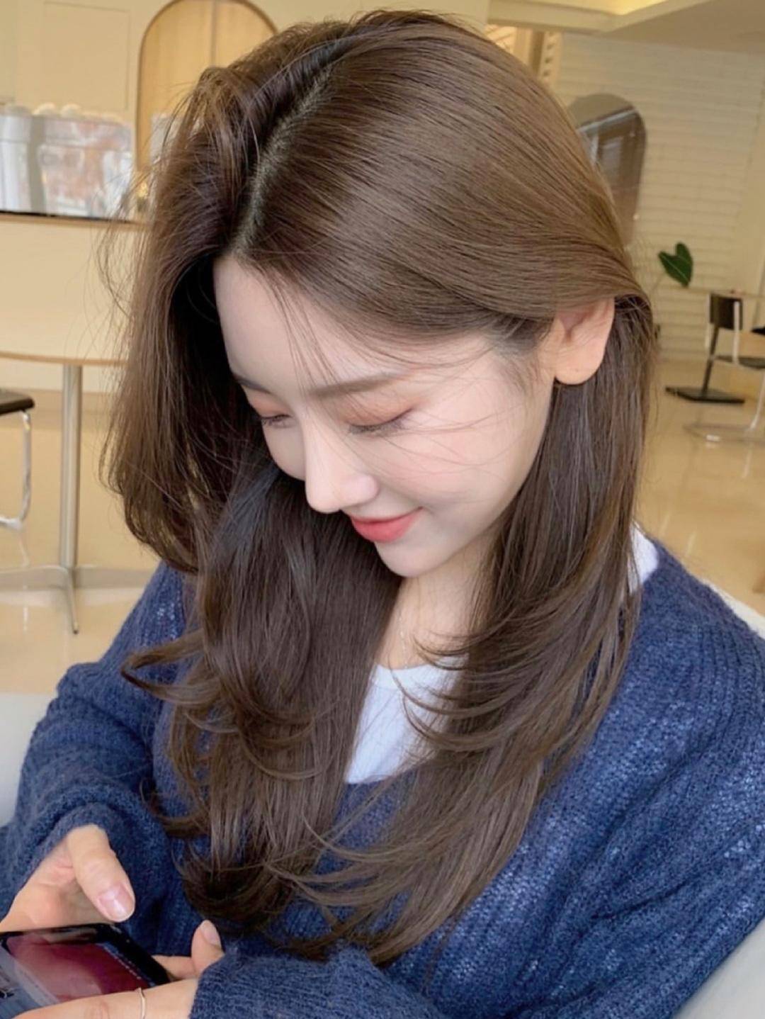 如果看惯了深棕色,亚麻青色等常见颜色,不妨试试梨木棕色.