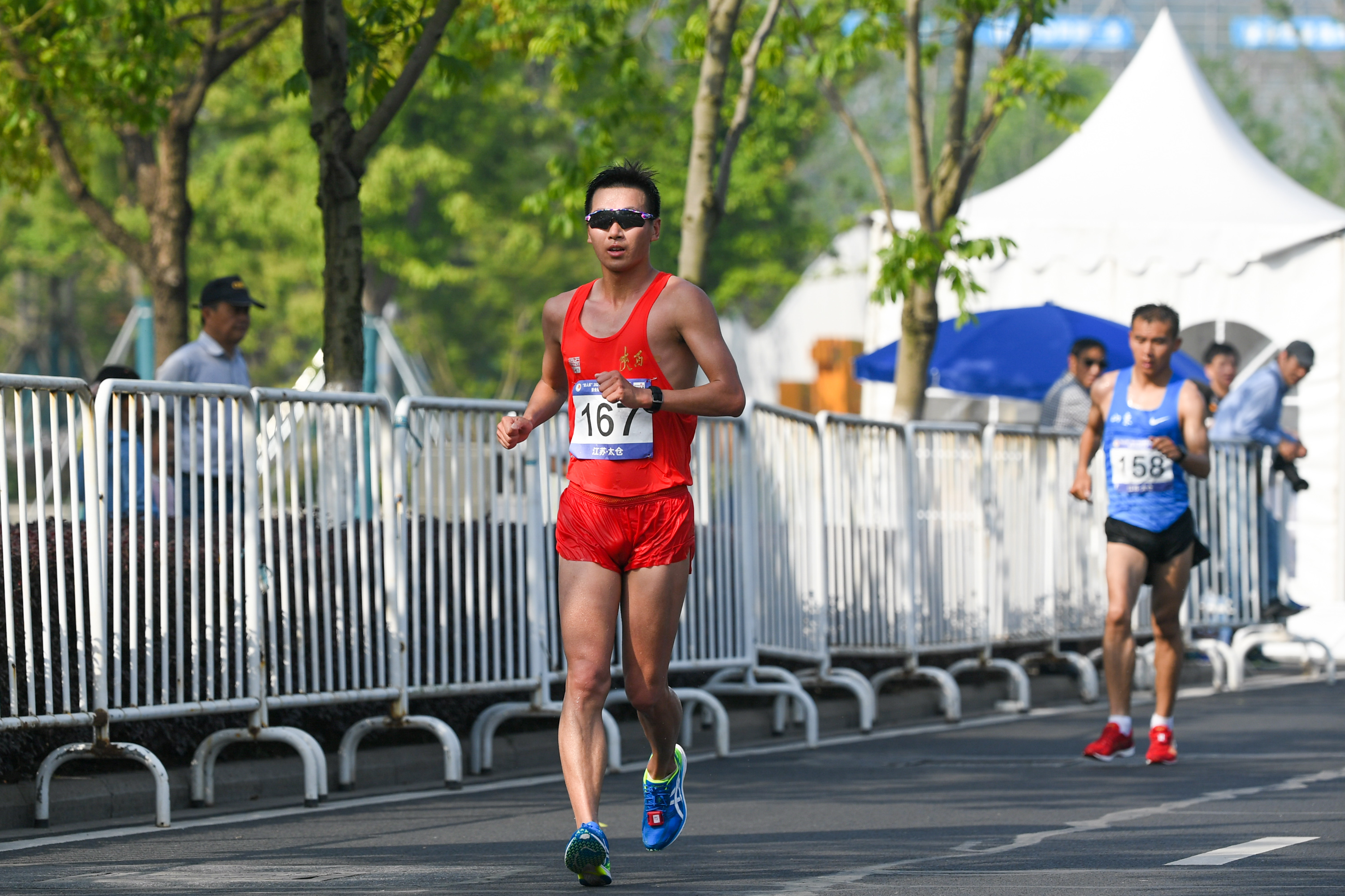 王欽在五十公里競走比賽中以3:50:16的成績超國際級運動健將標準近五