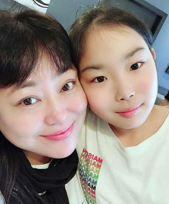 原形毕露？弃养子恋鲜肉，演《安家》被求出山，50岁被曝诈骗千万