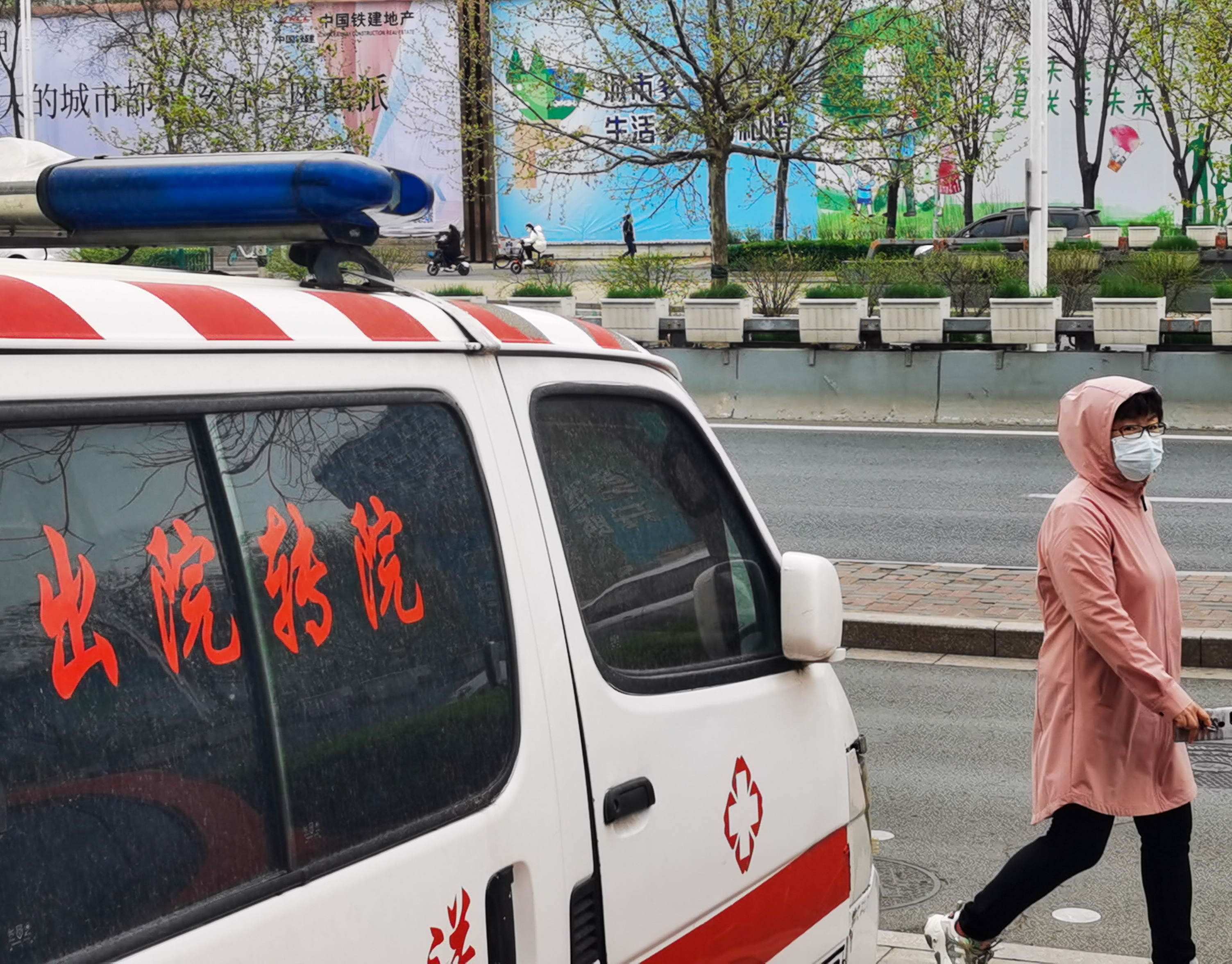 黑救护车的疯狂生意经：病房里揽客，在太平间挟尸要价，单程报价上千元后，仍有患者死在半路