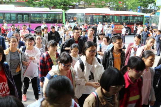 400多分也能上厦门大学？网友羡慕不已，学生家长却劝孩子复读