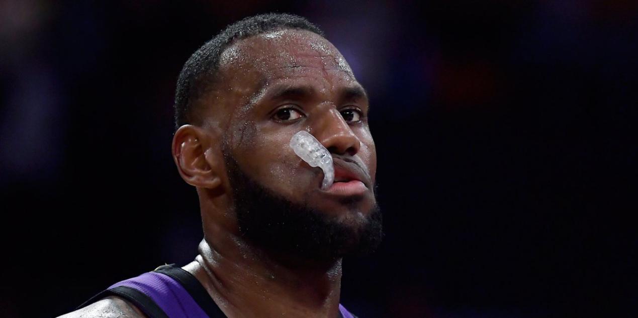 nba为什么会咬牙套（萌神库里比赛时为什么老是嚼牙套？原来这是他的秘密武器）