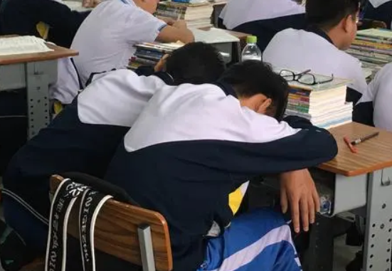 为学生“量身定做”新型课桌，家长们很开心，但学生们开心不起来