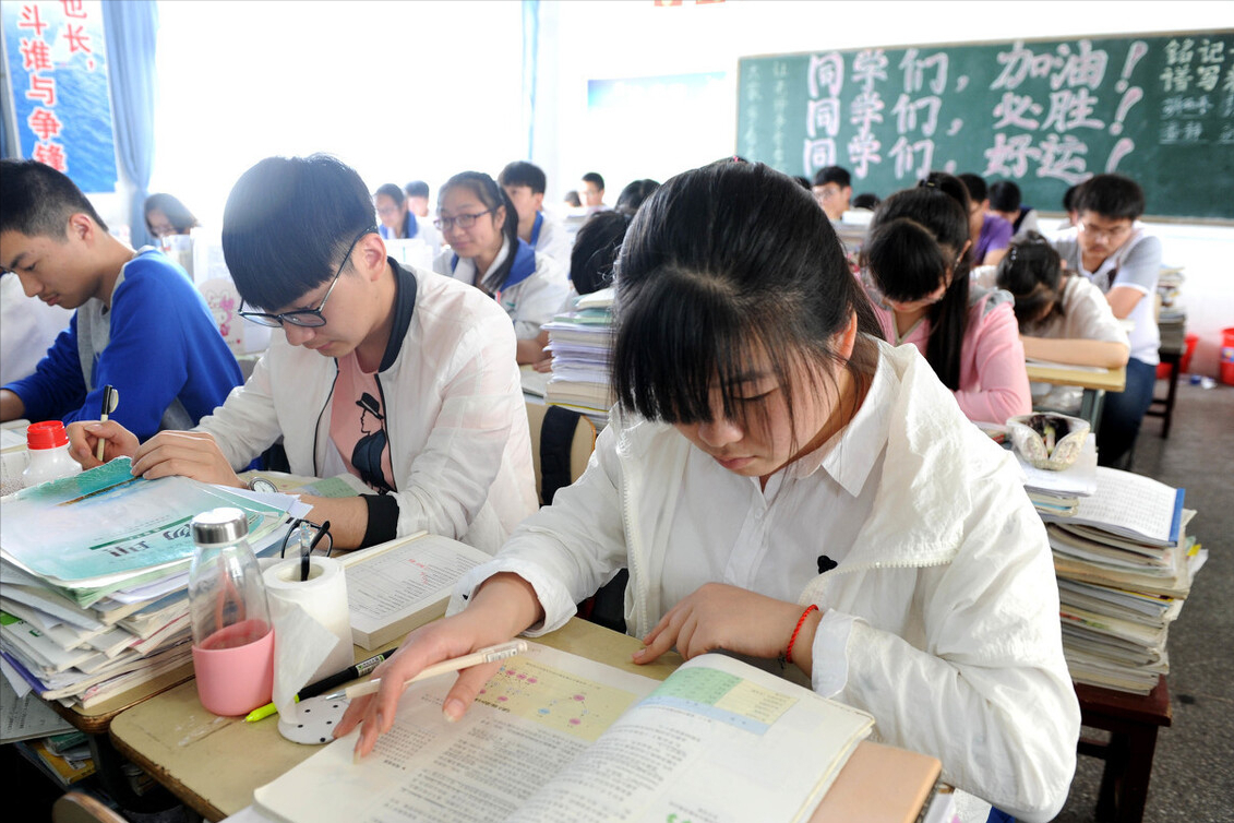 易烊千玺高考“太偏科”，数学成绩不错，英语分数让人捏了一把汗