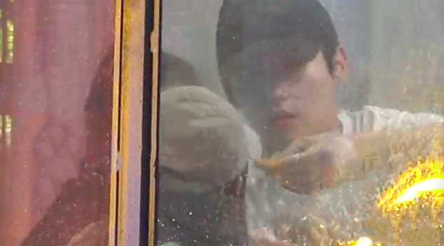 95后男星恋情曝光！当众被摸腿后同回酒店，喂女方吃东西关系暧昧