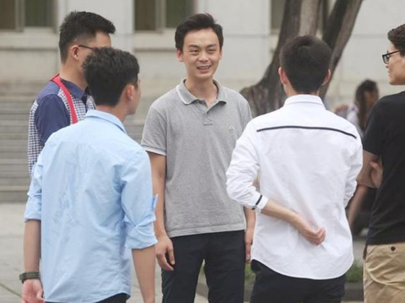 大学“辅导员工资”曝光，比公务员“还香”，难怪博士生要抢着当