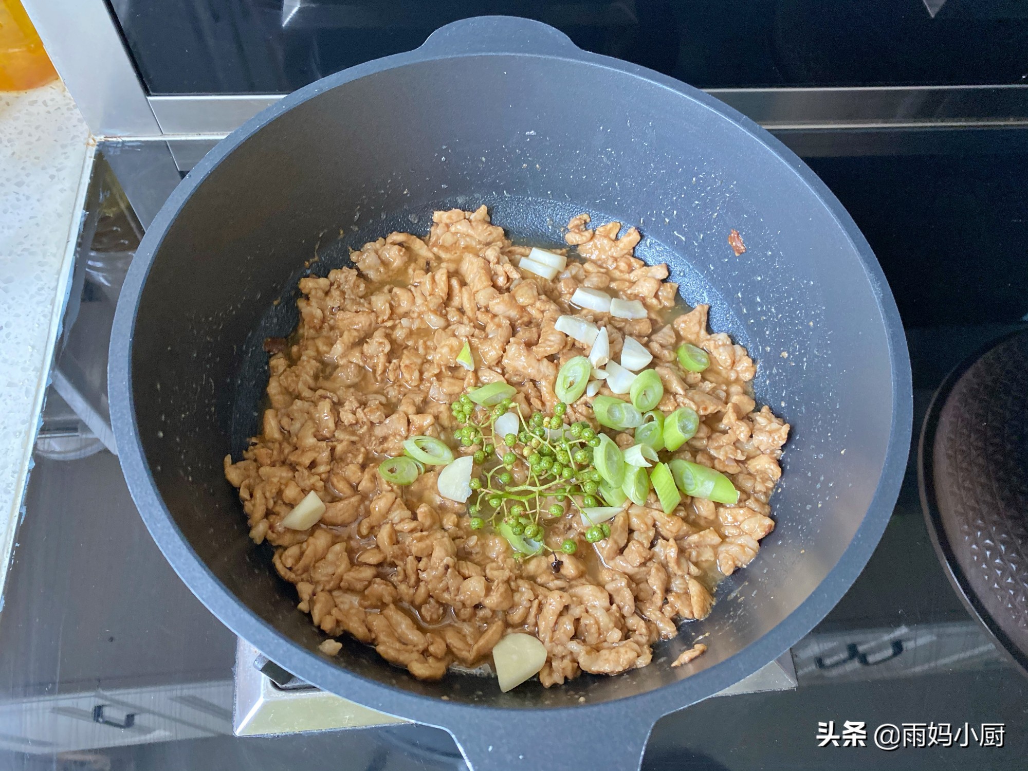 尖椒肉丝卤怎么做（教你自制家常青椒肉丝打卤面）