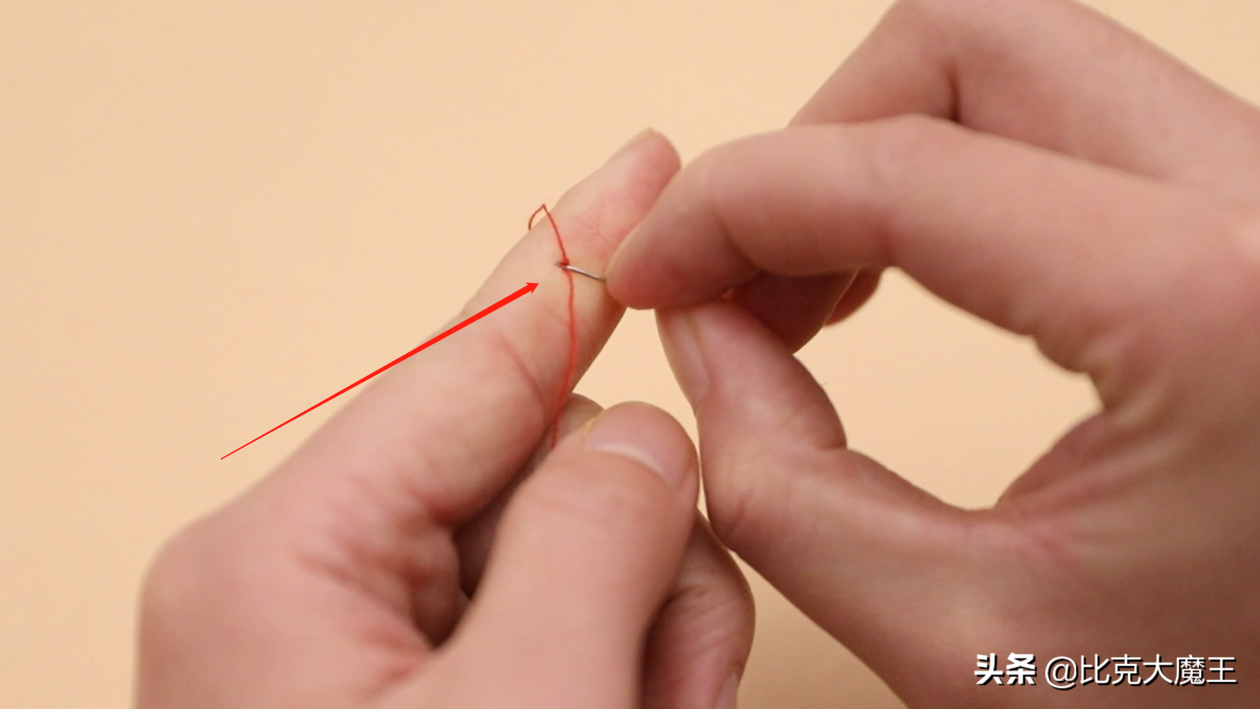 穿针线的快速方法(教你只用一根线穿针技巧,3秒搞定,穿针又快又准