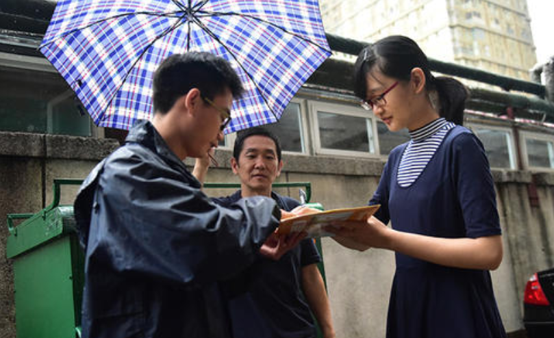 顺利考上二本，一年学费竟要2万8，普通家庭学生到底该不该去上