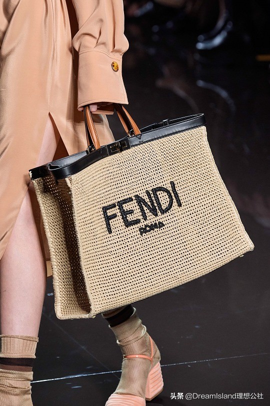 新包 | Fendi 更新2020春夏系列手袋：Peekaboo 大尺寸托特包