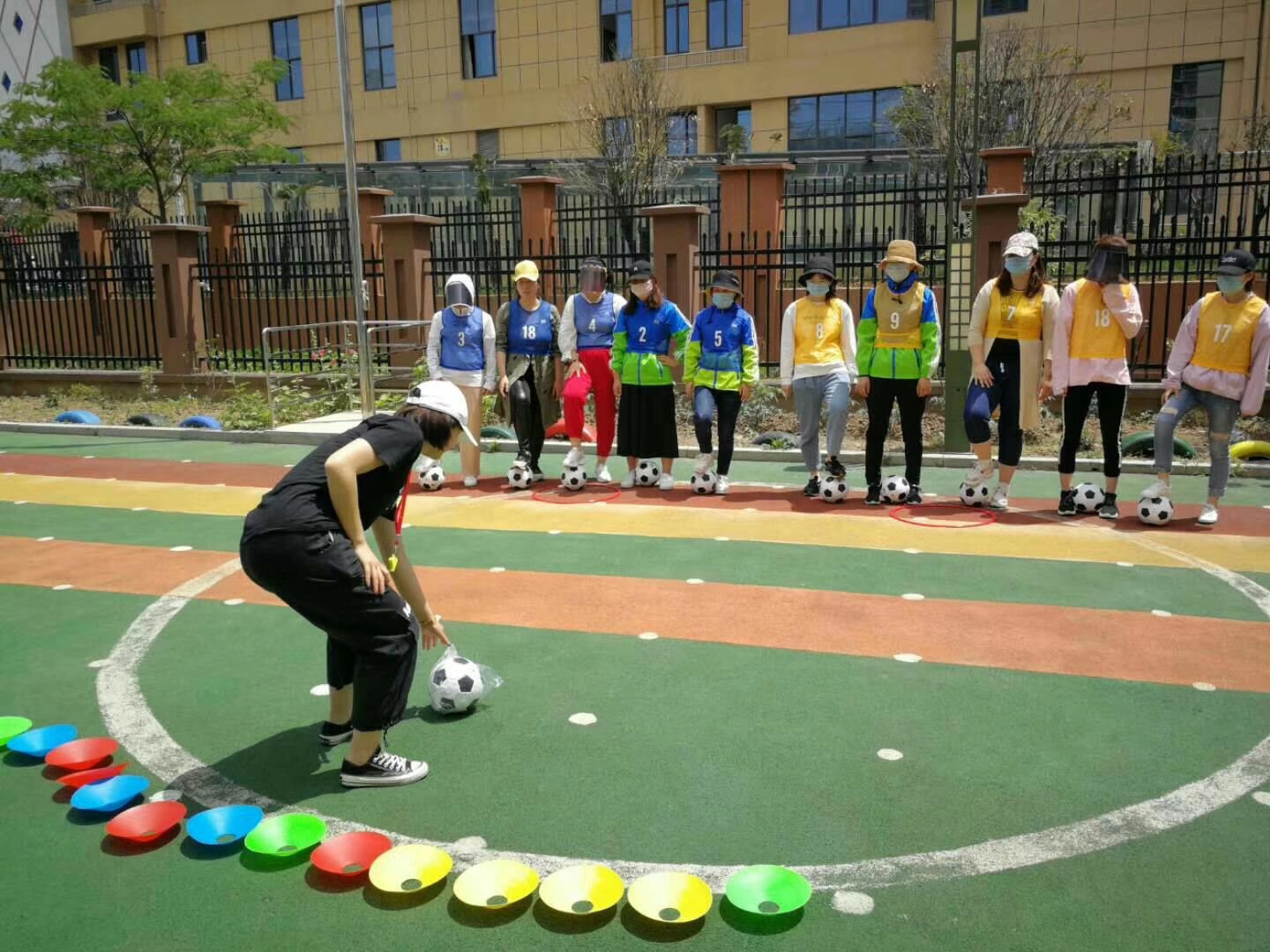 中班户外活动足球教案(重游戏而轻竞技，幼儿园的足球活动就该这么“玩”)