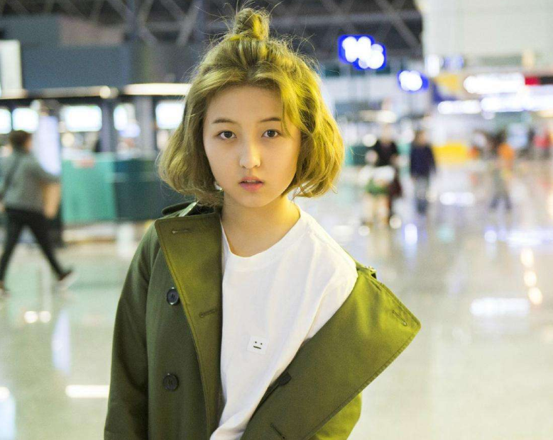 上了大学颜值开挂，张子枫入学半学期，从邻家小妹到气质女神