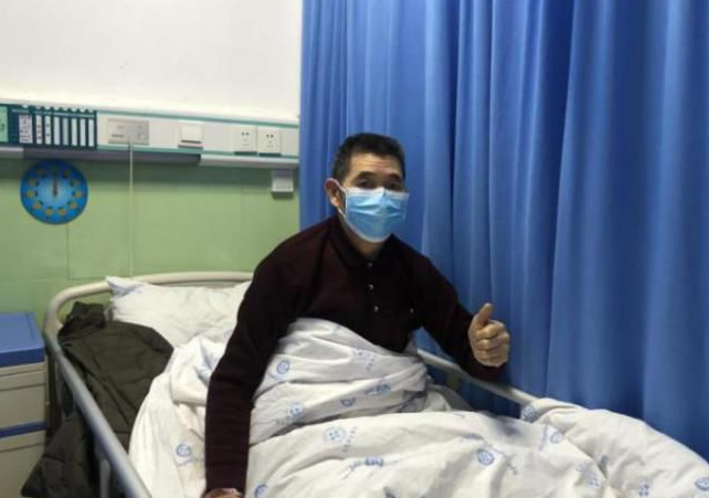 高考674分考上清华，在采访中痛哭，父亲每天挑200担沙供他念书