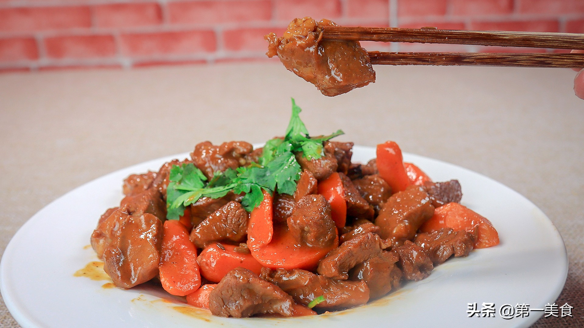 红焖羊肉家常做法，厨师长分享做法和诀窍，鲜嫩入味，色泽红润