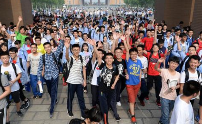 河南高考人数125万，20.4万人已被提前录取，网友称赞有先见之明
