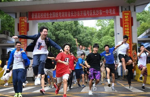 四川高考，第一个出考场的考生：玩了半个小时、211没问题