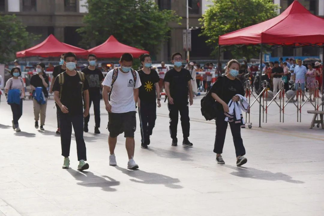 刚刚，第一个高考考生出来了！莆田一中、二中、四中、五中