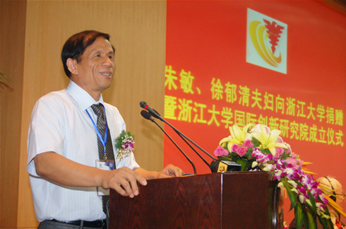 57岁转型成投资人，现在管理超2000亿的资金，这位浙大校友有点强！