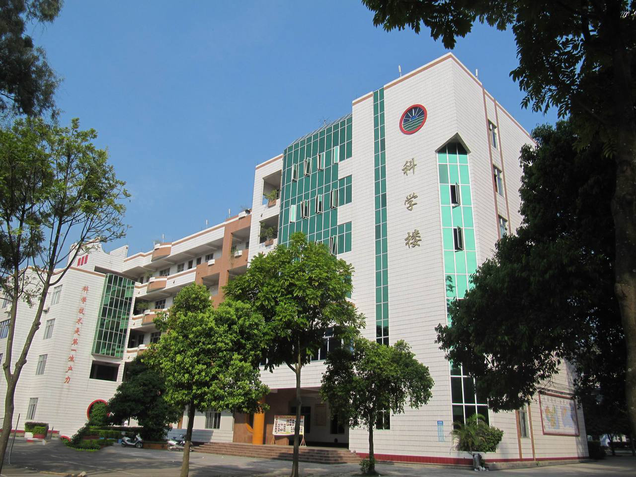 广西贵港四所高中，平南中学高考成绩喜人，堪称广西县级中学典范