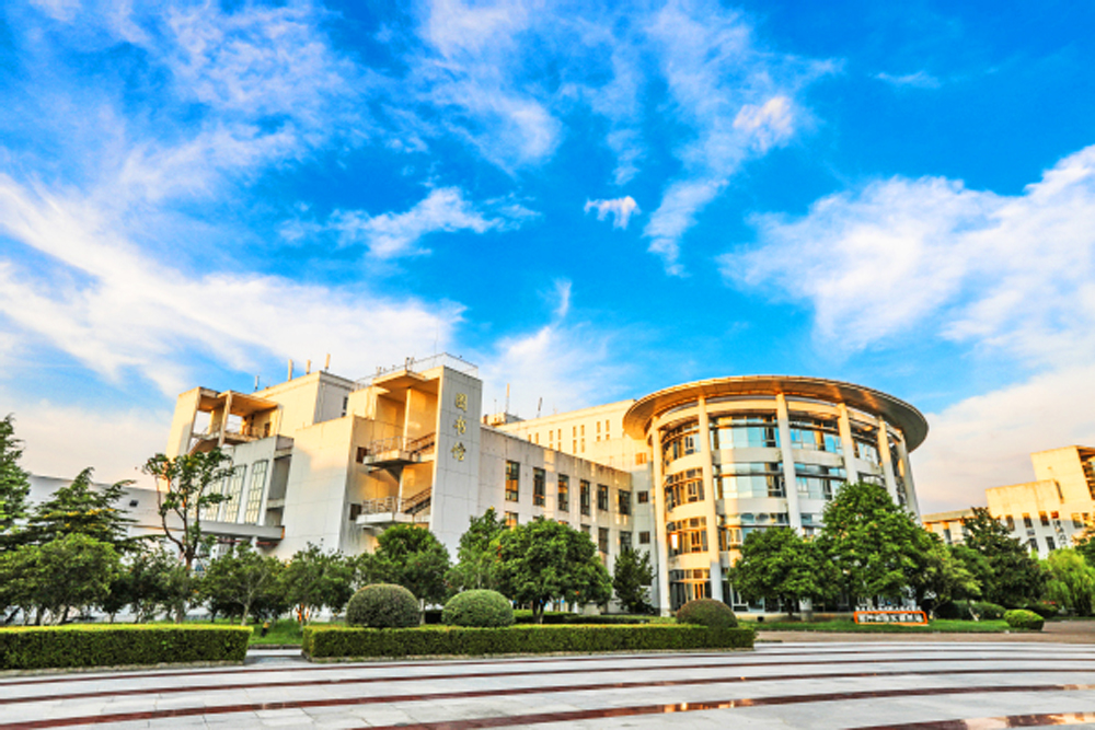 卫星航拍浙江衢州2所大学:位于市中心,紧紧相依