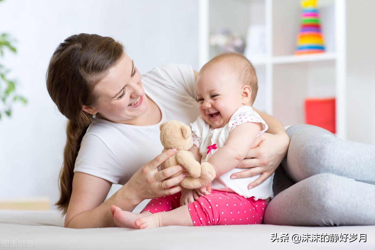 婴幼儿时期的宝宝，脊柱会有3次明显的生理弯曲，要好好照顾他哦