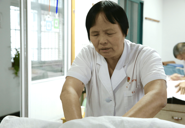 感动中国人物,盲人医师朱丽华:哪怕是流星,也要把光留在人间