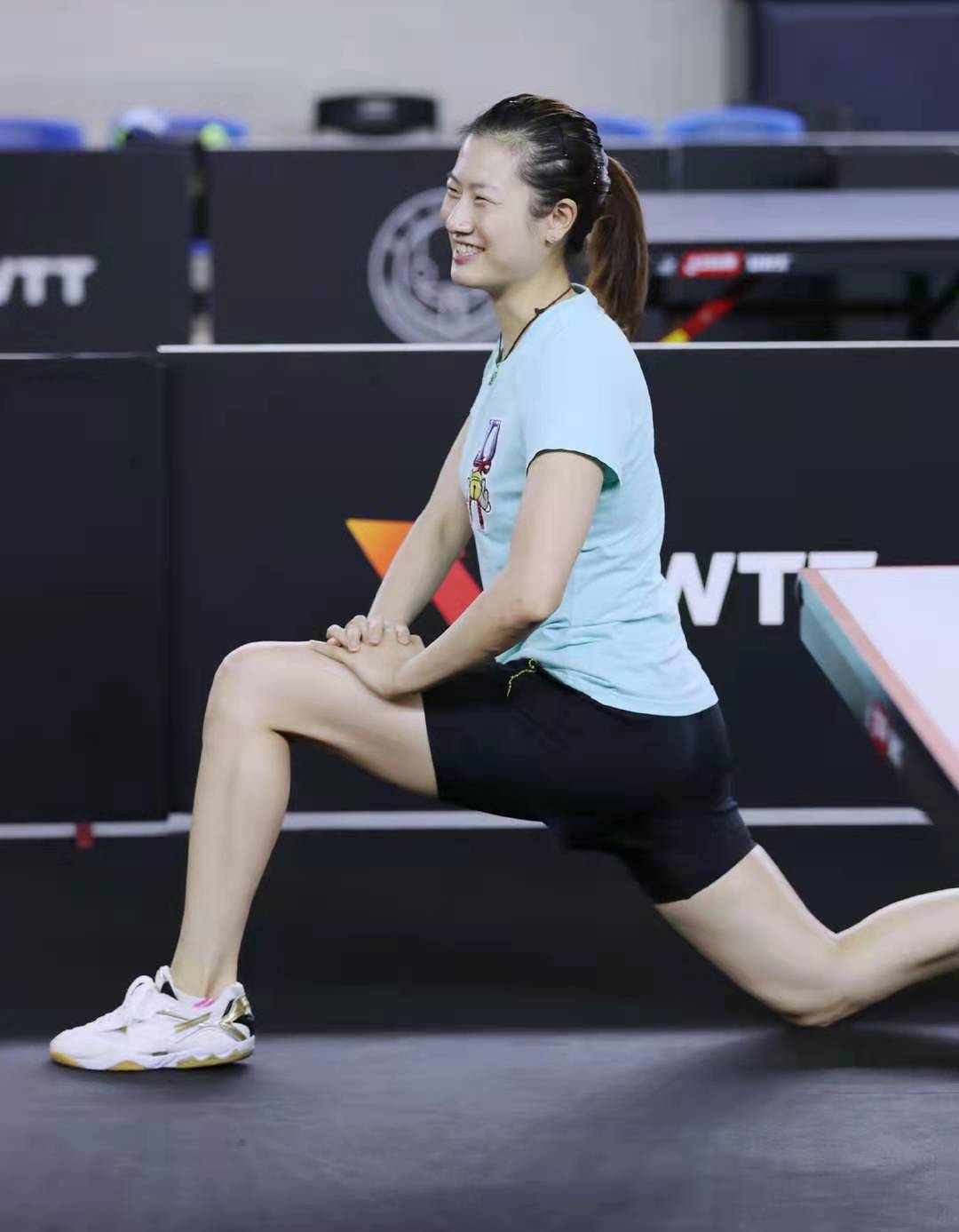 丁宁是谁(丁宁最新训练照片,颜值出色,皮肤白嫩光艳照人,身材苗条有型