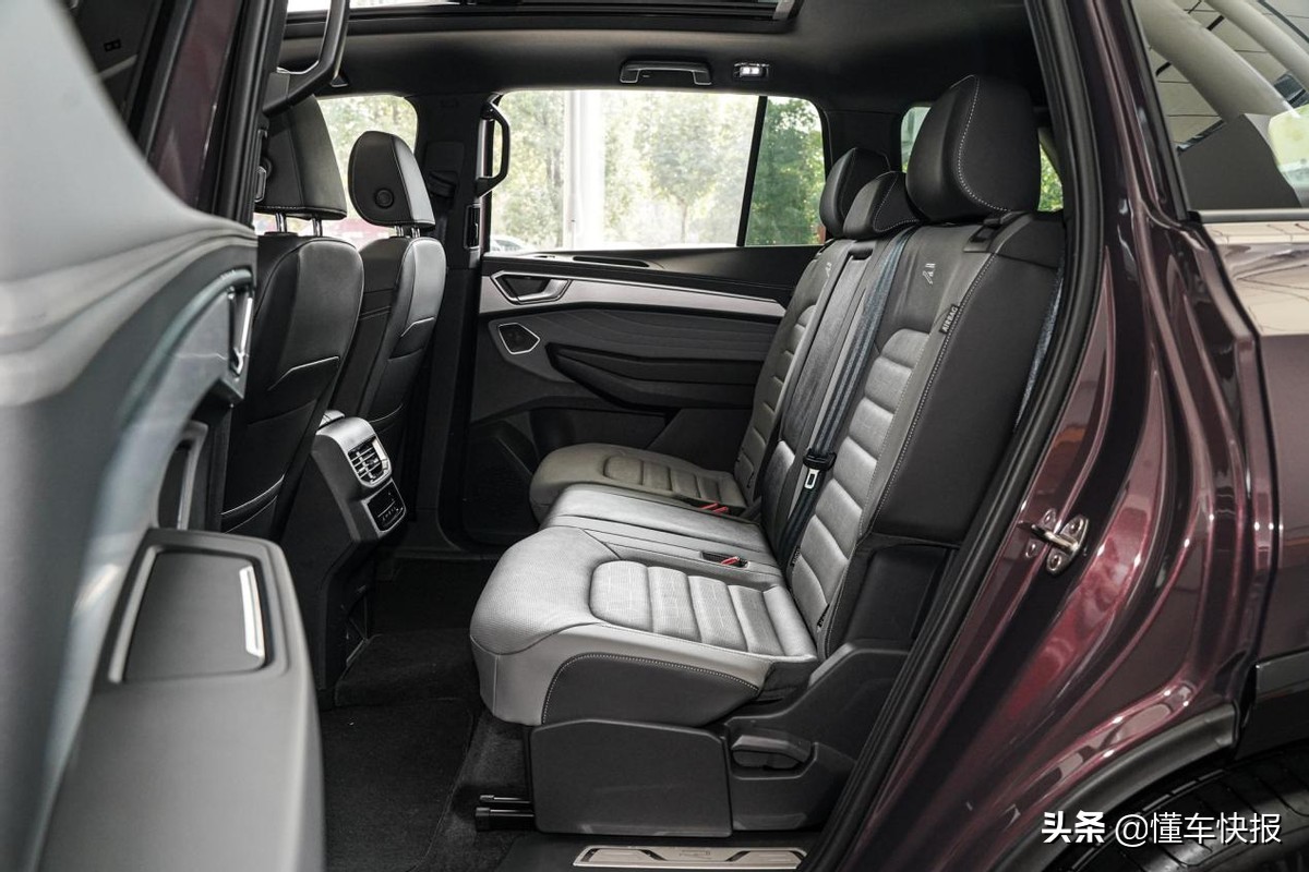 尺寸够大、配置具备豪华感，到店探访大众全新SUV揽境